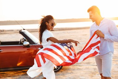 Amerika'yı tutan romantik çok ırklı çiftin fotoğrafı