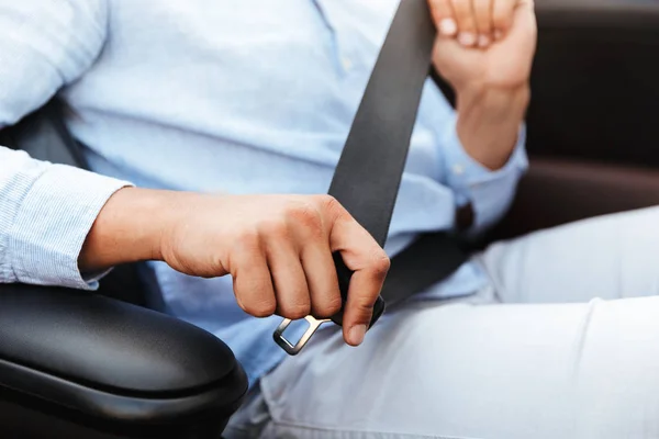 Cropped photo of caucasian man wearing seat belt while driving c — Stock Photo, Image