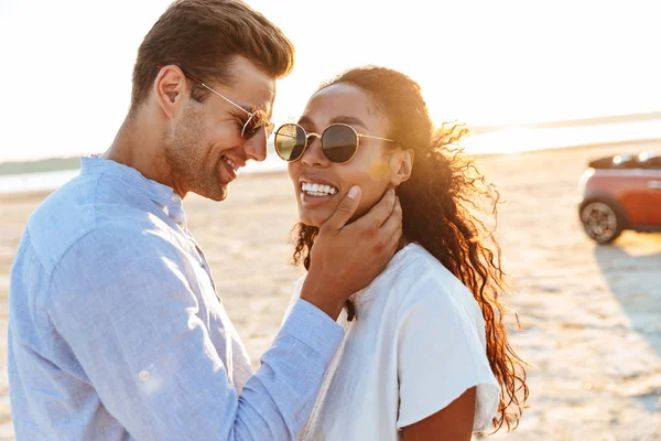 Foto della giovane coppia multietnica che sorride e abbraccia insieme w — Foto Stock