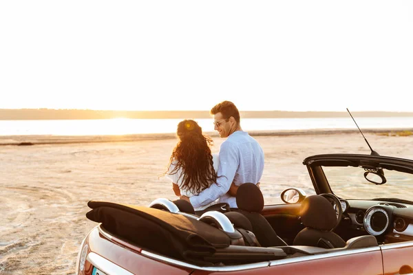 Foto de la parte posterior de la atractiva pareja multiétnica abrazándose juntos — Foto de Stock