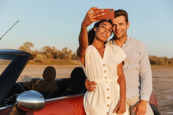 Foto di elegante coppia multietnica scattare foto selfie su smart — Foto Stock