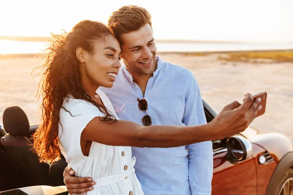 Foto van mooie multi-etnische paar het nemen van selfie foto op SMA — Stockfoto