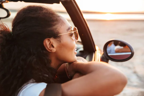 Imagen de la joven mujer reflexiva mirando a un lado mientras monta en co —  Fotos de Stock