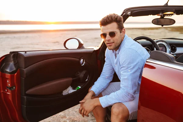 Foto av vackra kaukasiska man sitter i Cabriolet snygg — Stockfoto