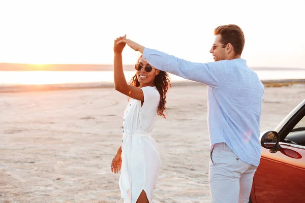 Imagen de una elegante pareja multiétnica bailando juntos mientras caminan — Foto de Stock