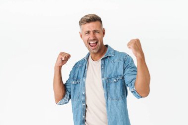 Denim gömlek mutlu adam fotoğraf sevinen ve tri gesturing