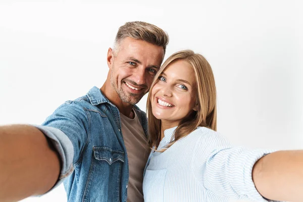 Retrato de belo casal caucasiano homem e mulher em cl básico — Fotografia de Stock