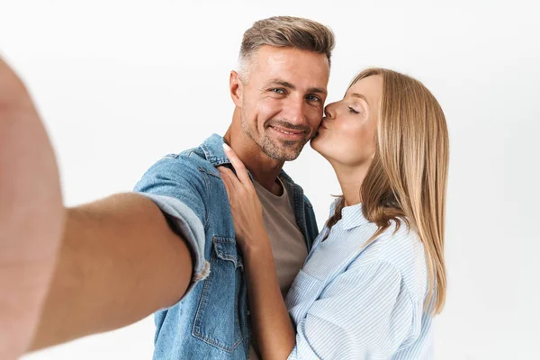 Portrait de couple caucasien joyeux homme et femme en tissu de base — Photo
