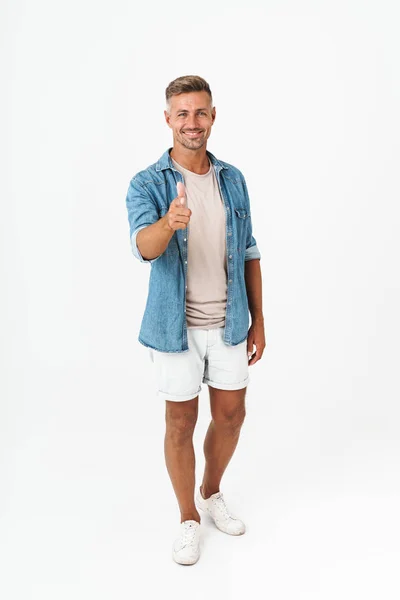 Pleine longueur photo de gars optimiste en chemise en denim se réjouissant et — Photo