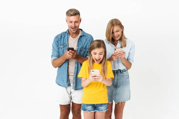 Família alegre vestindo roupa casual em pé isolado — Fotografia de Stock