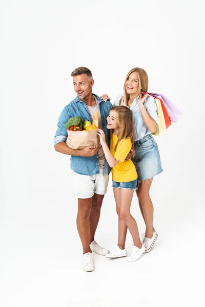 Foto de la alegre mujer de la familia y el hombre con la hija sosteniendo foo — Foto de Stock