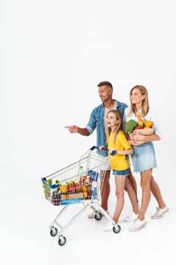 Rahat kıyafet giyen neşeli aile izole ayakta