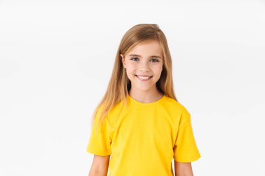 Rahat t-shirt smi giyen güzel sarışın yaz kız Portresi