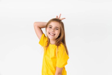 Sevimli sarışın kız portre rahat t-shirt gülümseyerek giyen ve 
