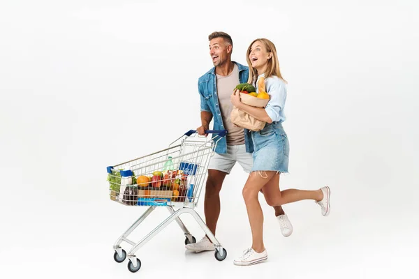 Foto de la alegre mujer de la familia y el hombre sosteniendo productos alimenticios en su — Foto de Stock