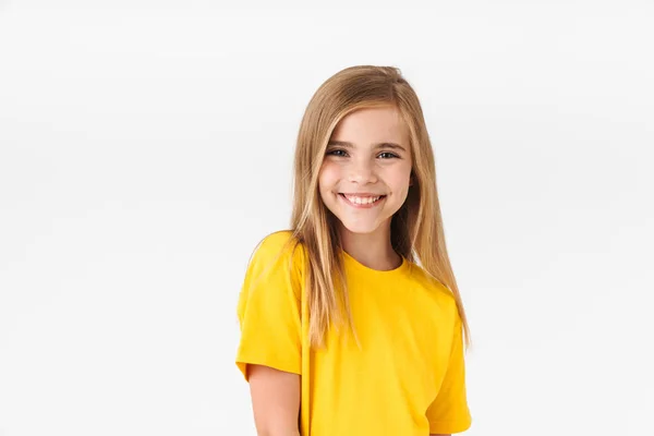 Retrato de bela menina de verão loira vestindo t-shirt casual — Fotografia de Stock