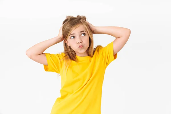 Retrato de menina loira verão vestindo casual t-shirt loo — Fotografia de Stock