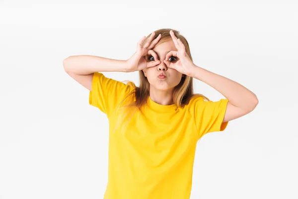 Retrato de la divertida chica rubia de verano con camiseta casual smil —  Fotos de Stock