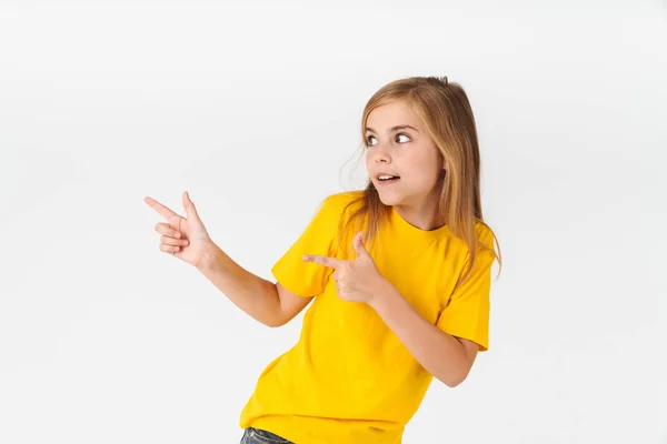 Retrato de menina loira verão vestindo casual t-shirt loo — Fotografia de Stock