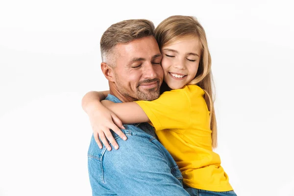 Foto close-up van vrolijke Kaukasische familie vader en dochter glimlachend en knuffelen samen bij camera — Stockfoto