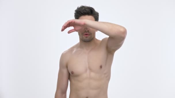 Hombre Joven Morena Agotado Con Torso Desnudo Sintiéndose Cansado Limpiando — Vídeo de stock