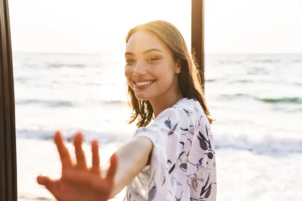 Cheery smiling young beautiful woman at the beach posing. — Stock Photo, Image