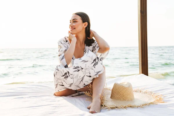 Erfreut fröhliche junge schöne Frau am Strand posiert in einem schönen sonnigen Morgen. — Stockfoto