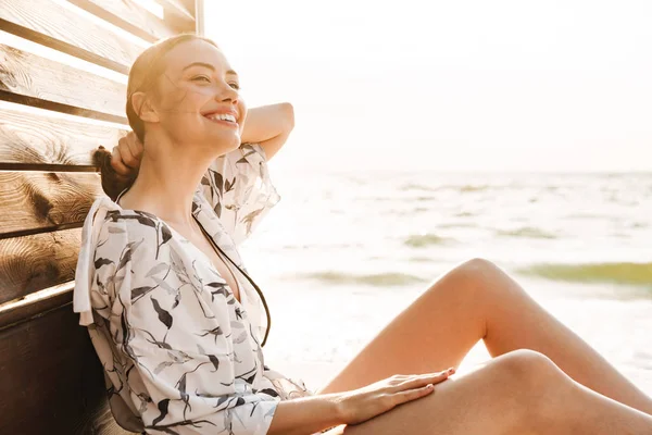 Optimistisch erstaunlich fröhlich junge schöne Frau am Strand in einem schönen sonnigen Morgen. — Stockfoto