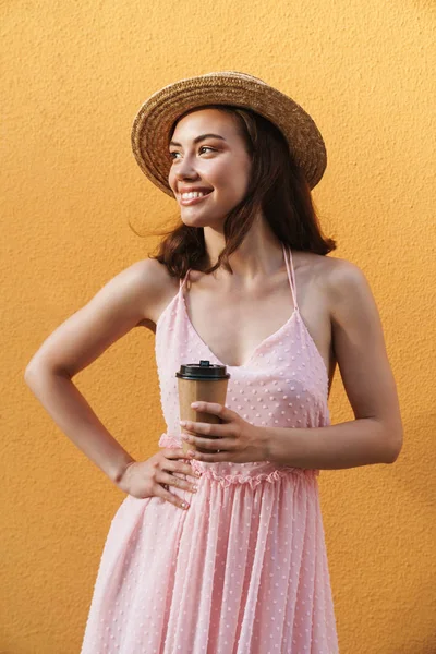 Foto primo piano di seducente giovane donna che indossa cappello di paglia estate — Foto Stock