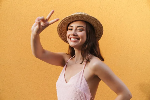 Foto de primer plano de la mujer joven positiva con sombrero de paja de verano s —  Fotos de Stock
