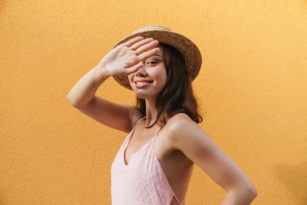 Foto Nahaufnahme einer brünetten jungen Frau mit sommerlichem Strohhut — Stockfoto