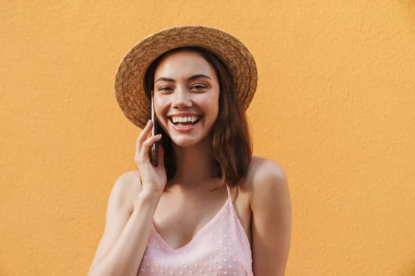 Foto primo piano di gioiosa giovane donna che indossa cappello di paglia estivo smi — Foto Stock