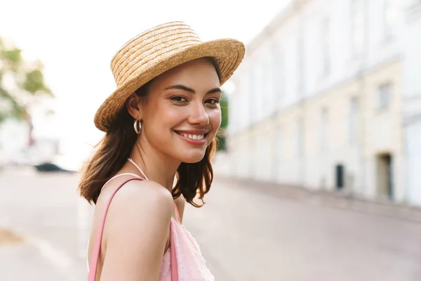 Foto primo piano di bella giovane donna che indossa cappello di paglia estate wal — Foto Stock