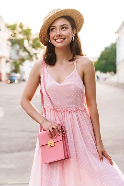 Foto de bela jovem mulher vestindo vestido de verão sorrindo enquanto — Fotografia de Stock