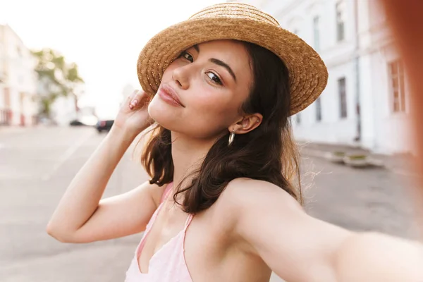 Фото крупным планом брюнетки молодой женщины в летней соломенной шляпе — стоковое фото