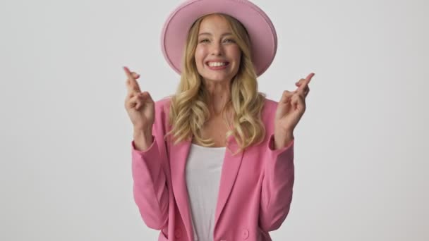 Usmívající Mladá Blondýnka Růžovém Kabátku Klobouku Zkřížila Její Prsty Nadějí — Stock video