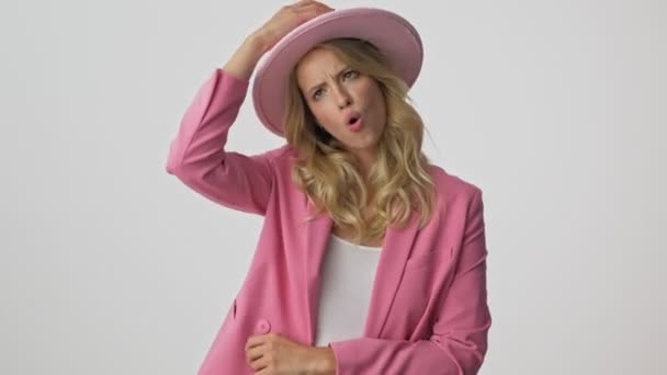 Triste Jovem Loira Casaco Rosa Tirando Chapéu Acenando Enquanto Sofre — Vídeo de Stock