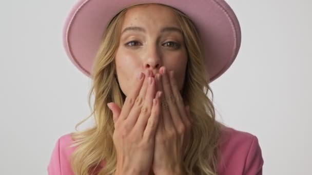 Закройте Глаза Улыбающуюся Молодую Блондинку Розовой Куртке Шляпе Раздувающую Поцелуй — стоковое видео