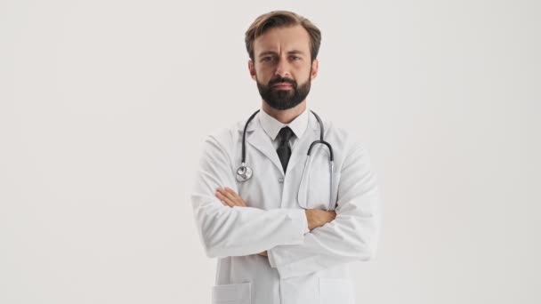 Sérieux Jeune Homme Barbu Médecin Manteau Professionnel Blanc Avec Stéthoscope — Video