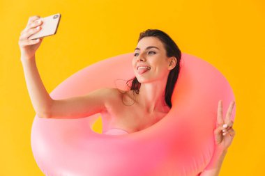 Çekici neşeli genç kız bikini ayakta giyiyor