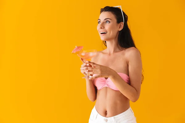 Attraktive, fröhliche junge Mädchen im Bikini stehend — Stockfoto
