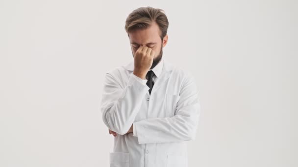Nachdenklicher Junger Bärtiger Mann Arzt Weißem Mantel Der Seinen Nasenrücken — Stockvideo