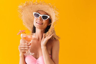 Çekici neşeli genç kız bikini ayakta giyiyor