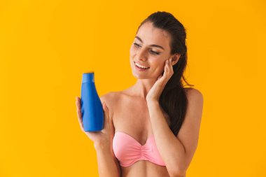 Çekici neşeli genç kız bikini ayakta giyiyor