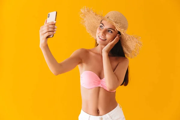 Attraktiv, lystig ung jente iført bikini stående – stockfoto