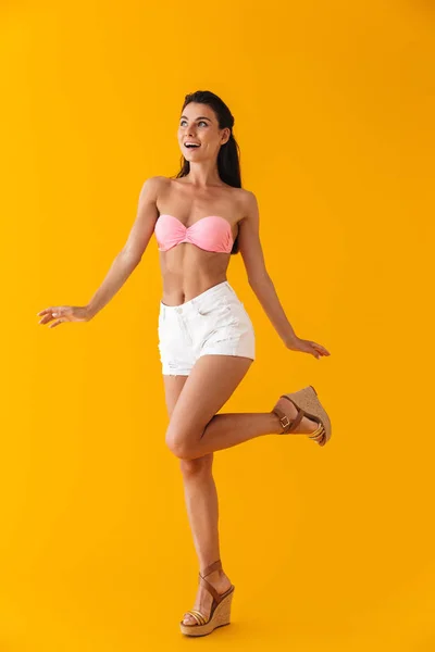 Atrakcyjna Wesoła młoda dziewczyna ubrana w bikini stojący — Zdjęcie stockowe