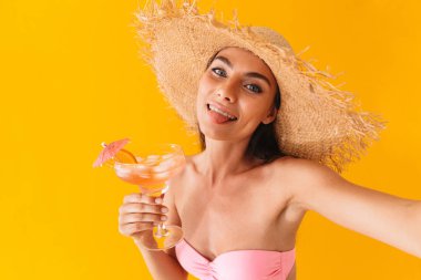 Çekici neşeli genç kız bikini ayakta giyiyor