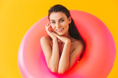 Çekici neşeli genç kız bikini ayakta giyiyor