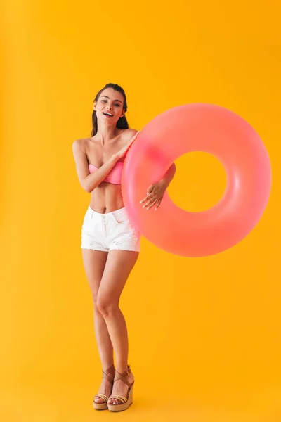 Aantrekkelijk vrolijk jong meisje dragen bikini staande — Stockfoto