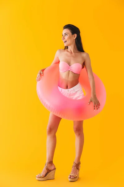 Atrakcyjna Wesoła młoda dziewczyna ubrana w bikini stojący — Zdjęcie stockowe